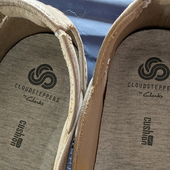 Clarks Cloudsteppers Beige Strap Loafers - Picture 2 of 3